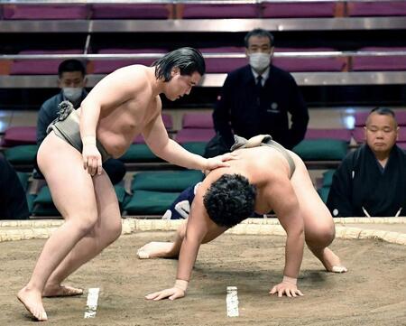 　天狼星が突き倒しで勝利