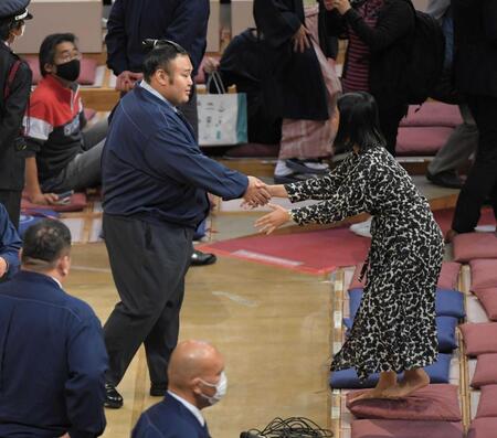 サイン攻めに遭う湊川親方（左）＝２０２４年１１月