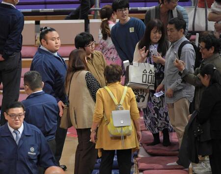 大勢のファンに囲まれる湊川親方（左）＝２０２４年１１月