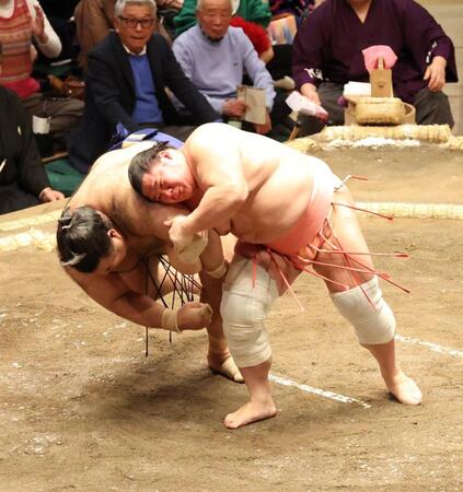 　高安（左）を伝え反りで下す宇良