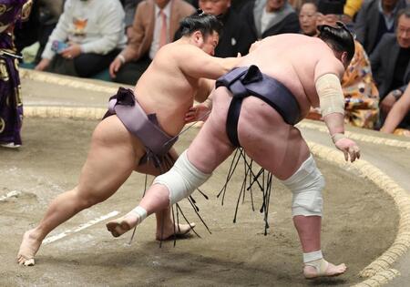 　翔猿（左）が送り出しで照ノ富士を破る