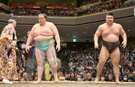 　霧島（右）に寄り切りで敗れた琴桜