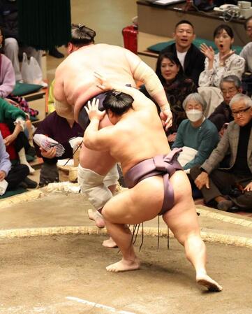 　照ノ富士（奥）を送り出しで破る翔猿