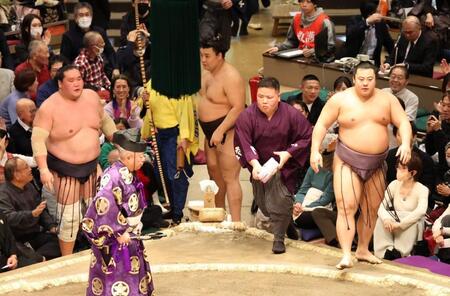 横綱の不覚で館内騒然　「座布団が飛んでいますが、座布団は投げてはいけません」とＮＨＫアナが中継で呼びかけ