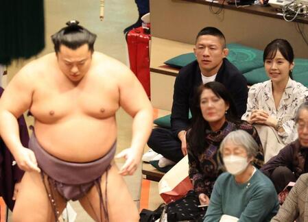 　観戦する堀口恭司と川村那月