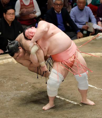 業師宇良、1年ぶり「伝え反り」 高安相手に2勝目決める