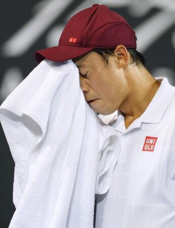 　男子シングルス２回戦で汗を拭う錦織圭
