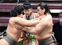　前相撲で取り組む光武蔵（左）と天狼星（撮影・開出牧）　