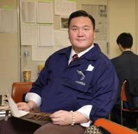 報道担当として記者室に詰める宮城野親方＝２０２４年３月