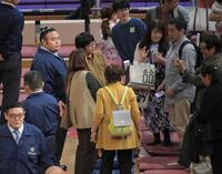 大勢のファンに囲まれる湊川親方（左）＝２０２４年１１月