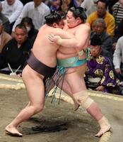 　霧島（左）に寄り切りで敗れる琴桜