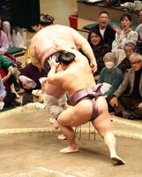 　照ノ富士（奥）を送り出しで破る翔猿