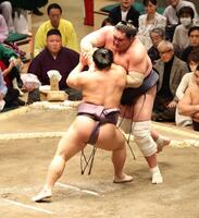 　翔猿（左）に攻め込まれる照ノ富士