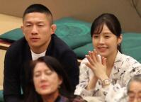 　観戦する堀口恭司と川村那月