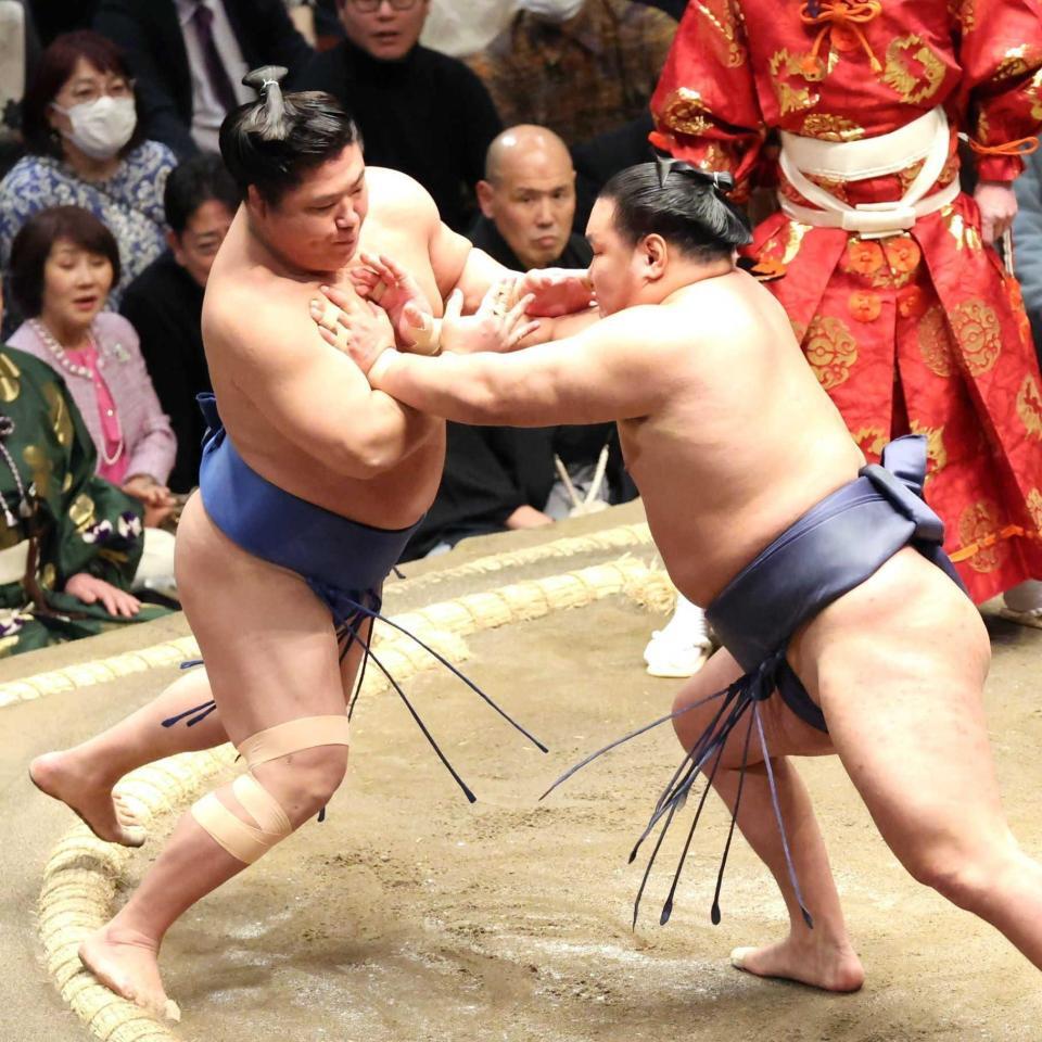 　若隆景（左）を突き出しで下す豊昇龍（撮影・山崎力夫）
