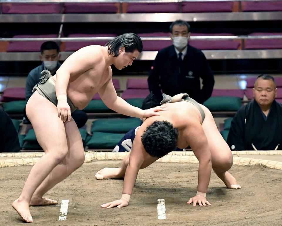 　天狼星が突き倒しで勝利