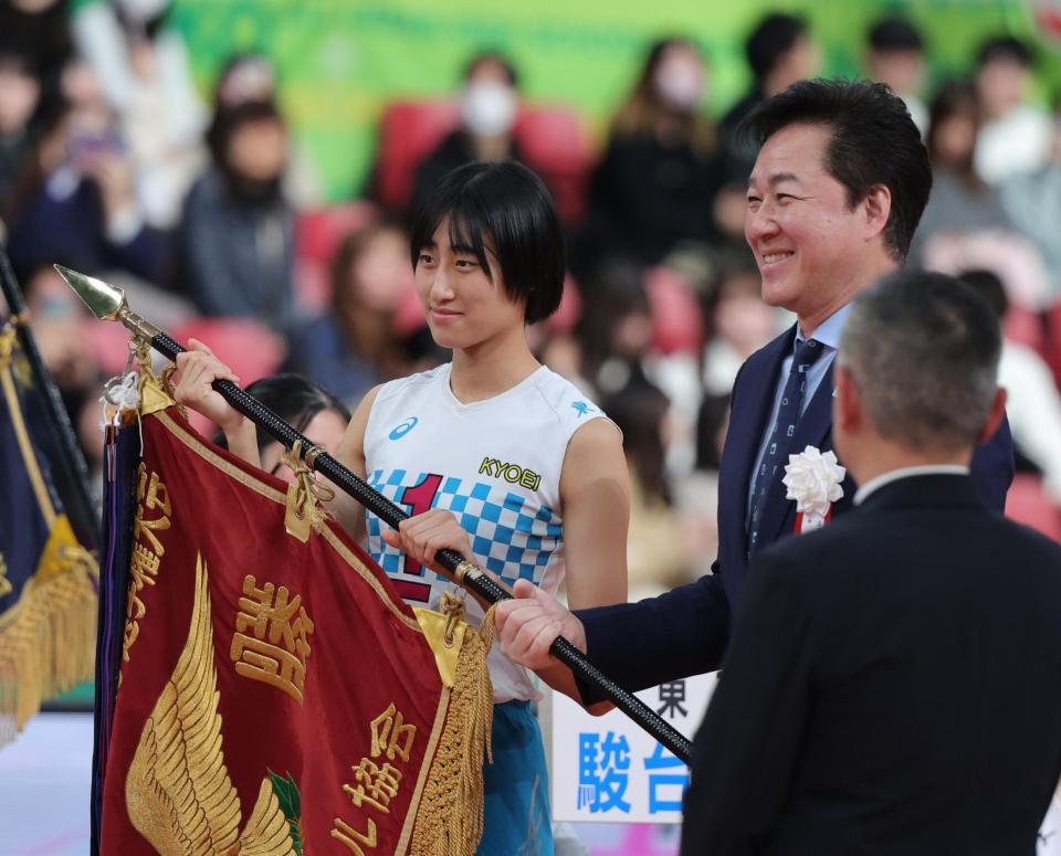 　川合俊一会長から優勝旗を受け取る共栄学園・秋本美空＝１２日