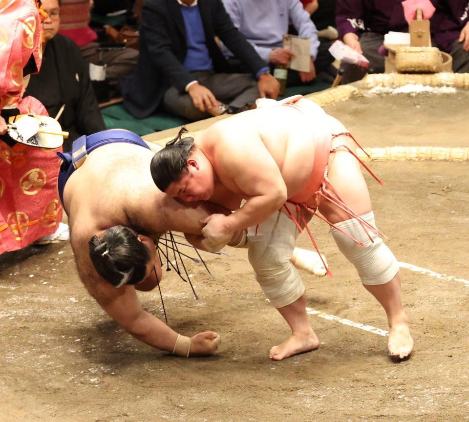 　高安（左）を伝え反りで下す宇良