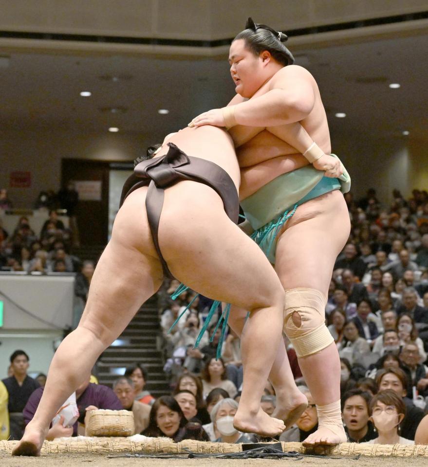 　霧島（左）に寄り切りで敗れる琴桜