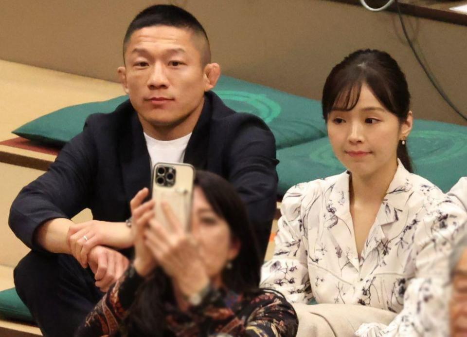 　観戦する堀口恭司と川村那月