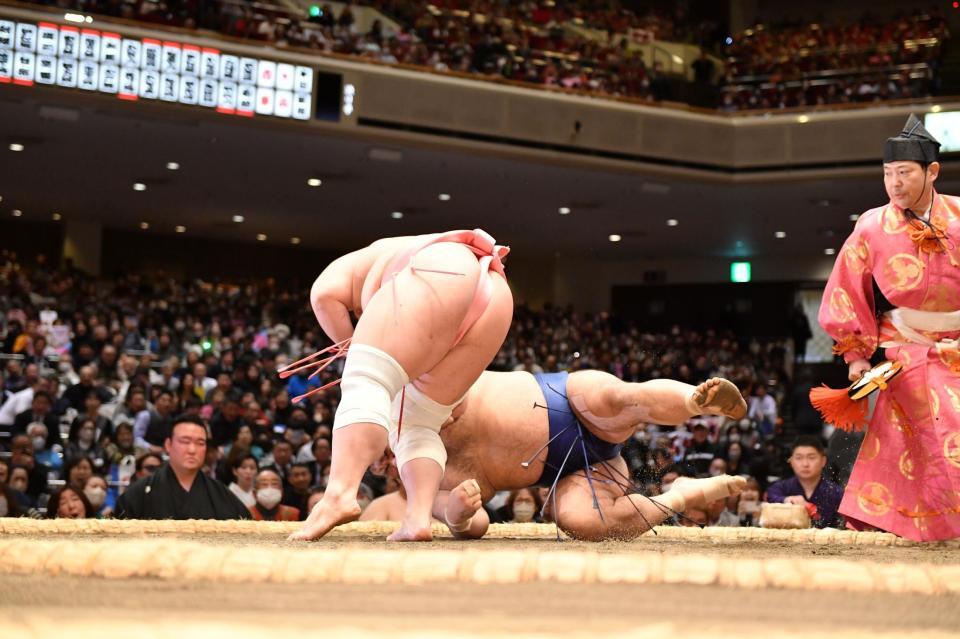 　高安（右）を伝え反りで破った宇良（撮影・開出牧）