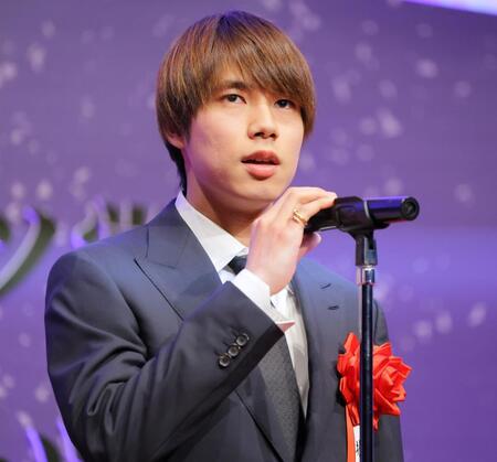 　ルイ・ヴィトンのスーツに身を包みスピーチする堀米雄斗（撮影・吉澤敬太）