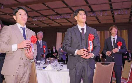 　乾杯する（左から）体操の谷川航、橋本大輝、スケートボードの堀米雄斗（撮影・吉澤敬太）