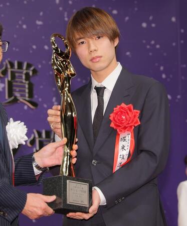 　ルイ・ヴィトンのスーツ姿で登壇した堀米雄斗（撮影・吉澤敬太）