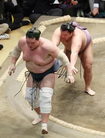 　大相撲初場所４日目、翔猿（右）に敗れた照ノ富士＝１５日