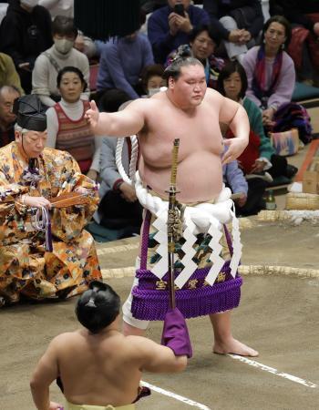 　大相撲初場所４日目、土俵入りを披露する照ノ富士＝１５日、両国国技館