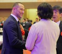 　室伏広治スポーツ庁長官（左）から祝福される北口榛花（撮影・吉澤敬太）