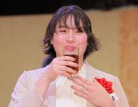 　乾杯し笑顔でドリンクを飲む北口榛花（撮影・吉澤敬太）