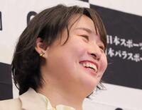 　短くした髪をゆらしほほ笑む北口榛花（撮影・吉澤敬太）