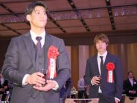 　乾杯する堀米雄斗（右）と橋本大輝（撮影・吉澤敬太）