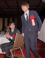 　橋本大輝（左）らに拍手されながら登壇する堀米雄斗（撮影・吉澤敬太）