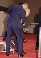 　室伏広治スポーツ庁長官（手前）に手伝ってもらいながら降壇する森喜朗氏