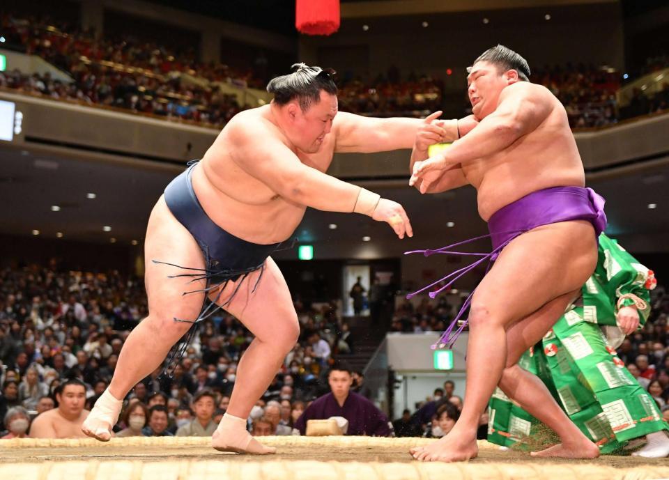 　尊富士（右）を押し出す玉鷲（撮影・開出牧）