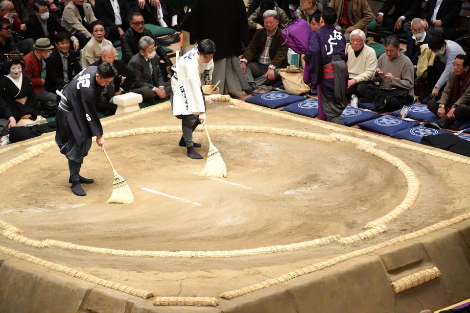 　横綱土俵入りは行われず照ノ富士の休場がアナウンスされざわつく場内（撮影・開出牧）