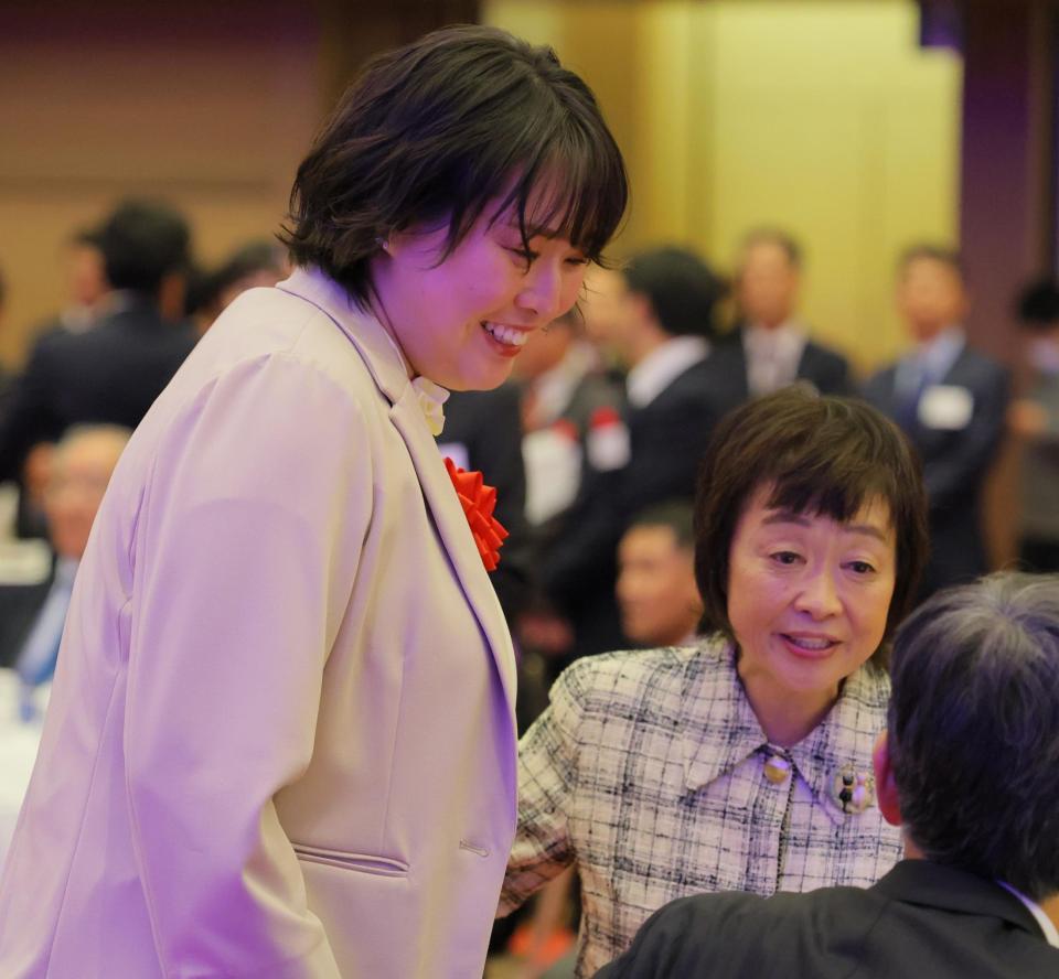 　増田明美さん（右）から言葉をかけられ笑顔を見せる北口榛花（撮影・吉澤敬太）