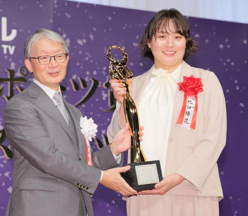 　大賞に輝きトロフィーを手にする北口榛花。左は読売新聞社・山口寿一社長（撮影・吉澤敬太）