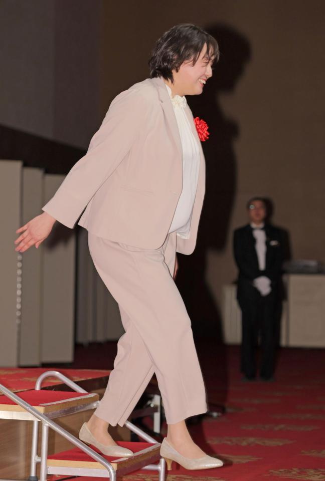 　スピーチを終え笑顔で降壇する北口榛花（撮影・吉澤敬太）