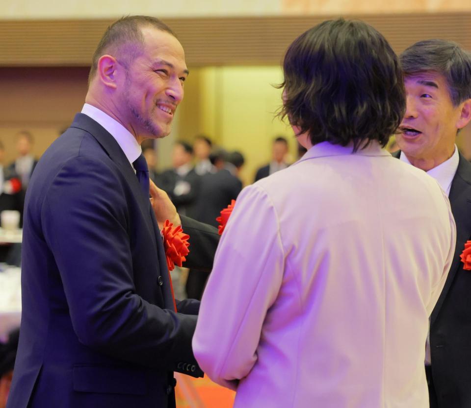 　室伏広治スポーツ庁長官（左）から祝福される北口榛花（撮影・吉澤敬太）