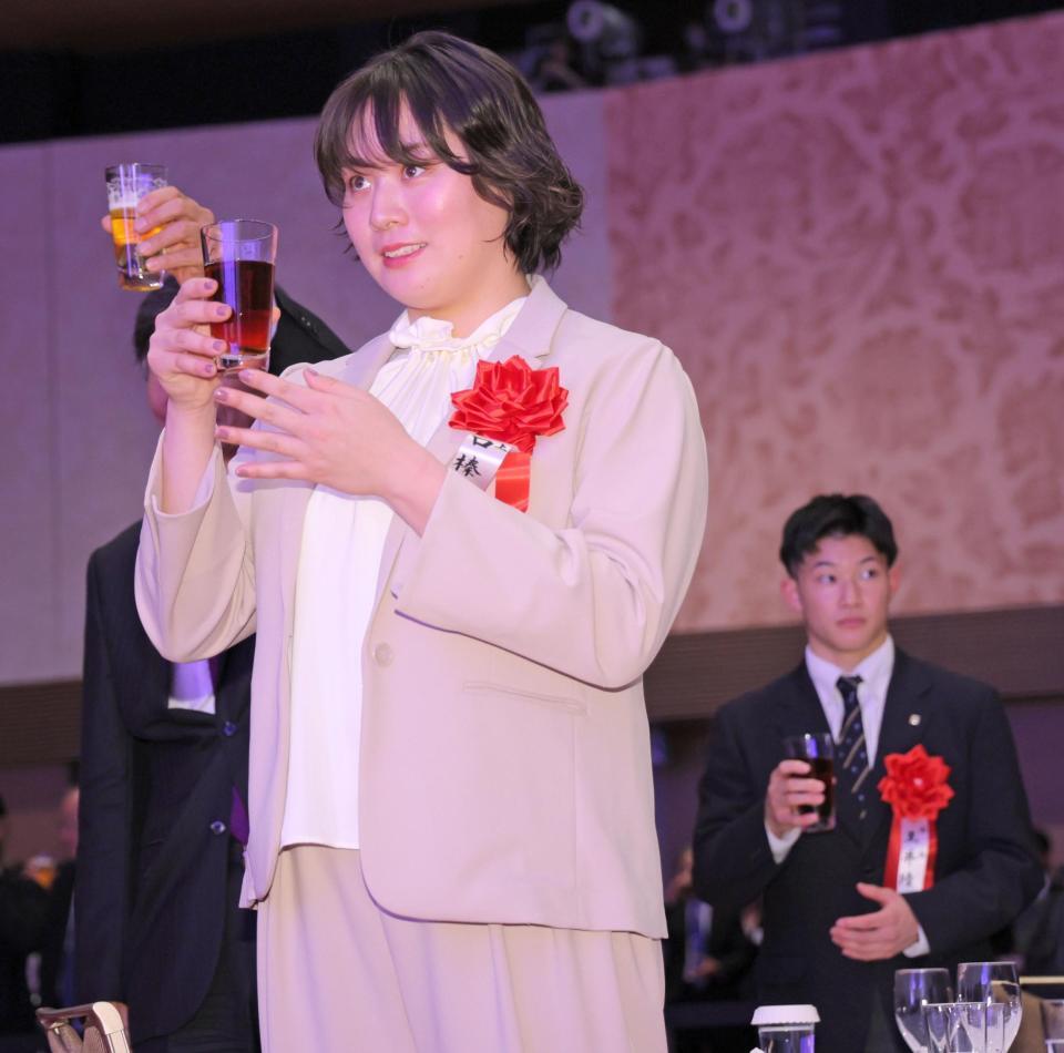 　玉井陸斗（右）らと乾杯する北口榛花（撮影・吉澤敬太）