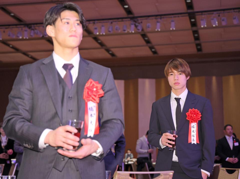 　乾杯する堀米雄斗（右）と橋本大輝（撮影・吉澤敬太）