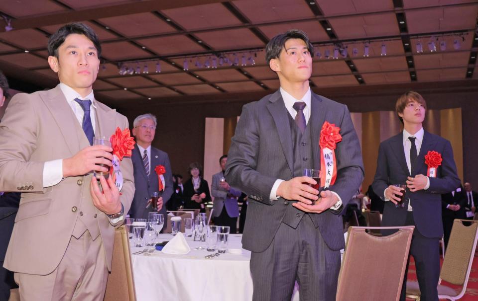 　乾杯する（左から）体操の谷川航、橋本大輝、スケートボードの堀米雄斗（撮影・吉澤敬太）