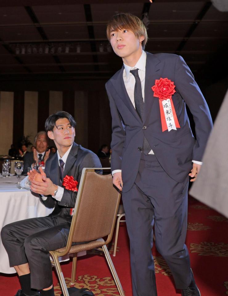 　橋本大輝（左）らに拍手されながら登壇する堀米雄斗（撮影・吉澤敬太）