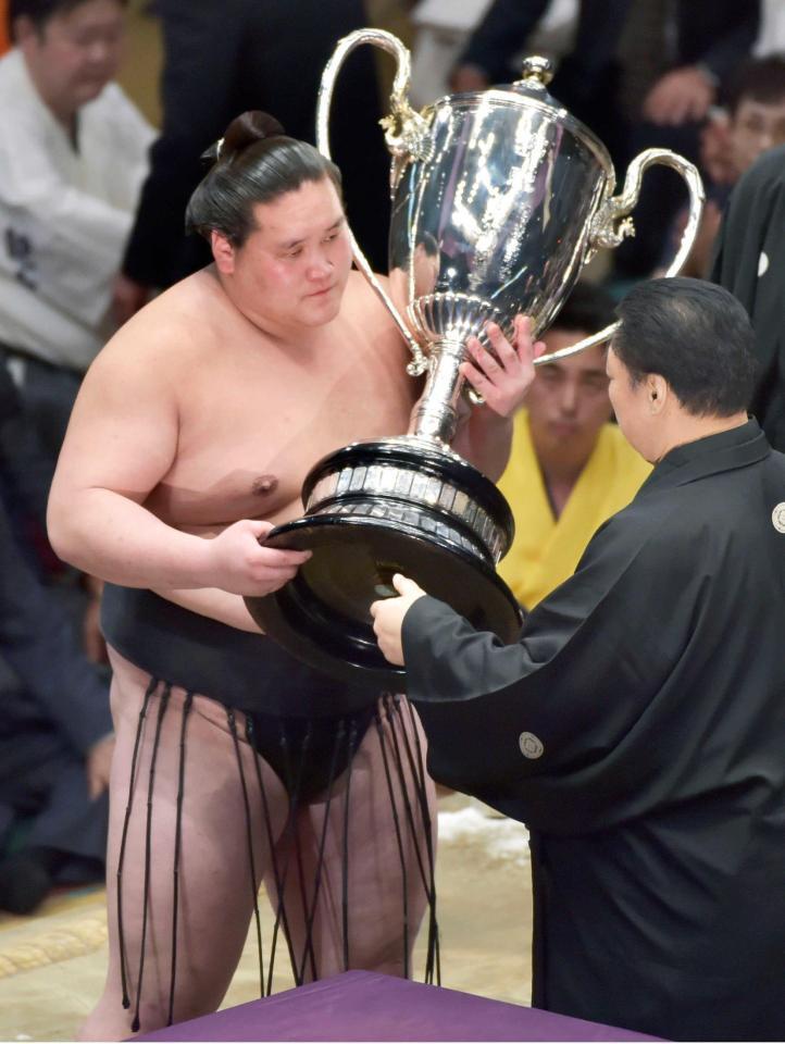 　大相撲夏場所で初優勝し、北の湖理事長から賜杯を受け取る照ノ富士＝２０１５年