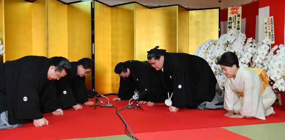 　横綱昇進伝達式で口上を述べる新横綱照ノ富士（右中央）。右奥は伊勢ケ浜親方、右手前は淳子夫人。左から浅香山審判委員、高島理事＝２０２１年（代表撮影）