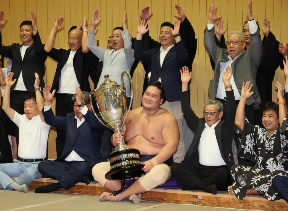 　大相撲名古屋場所で優勝し、賜杯を手に笑顔を見せる照ノ富士＝２０２４年７月