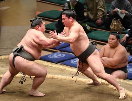 　天道山（左）を突き落としで破った北磻磨（撮影・開出牧）